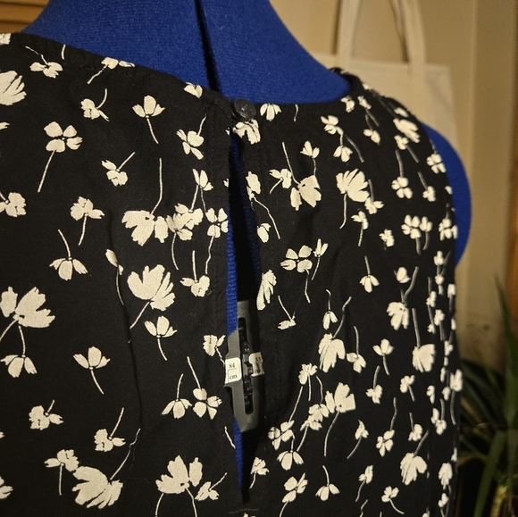 Old Navy Floral Black and White Women's Sleeveless Blouse - Picture 3 of 6